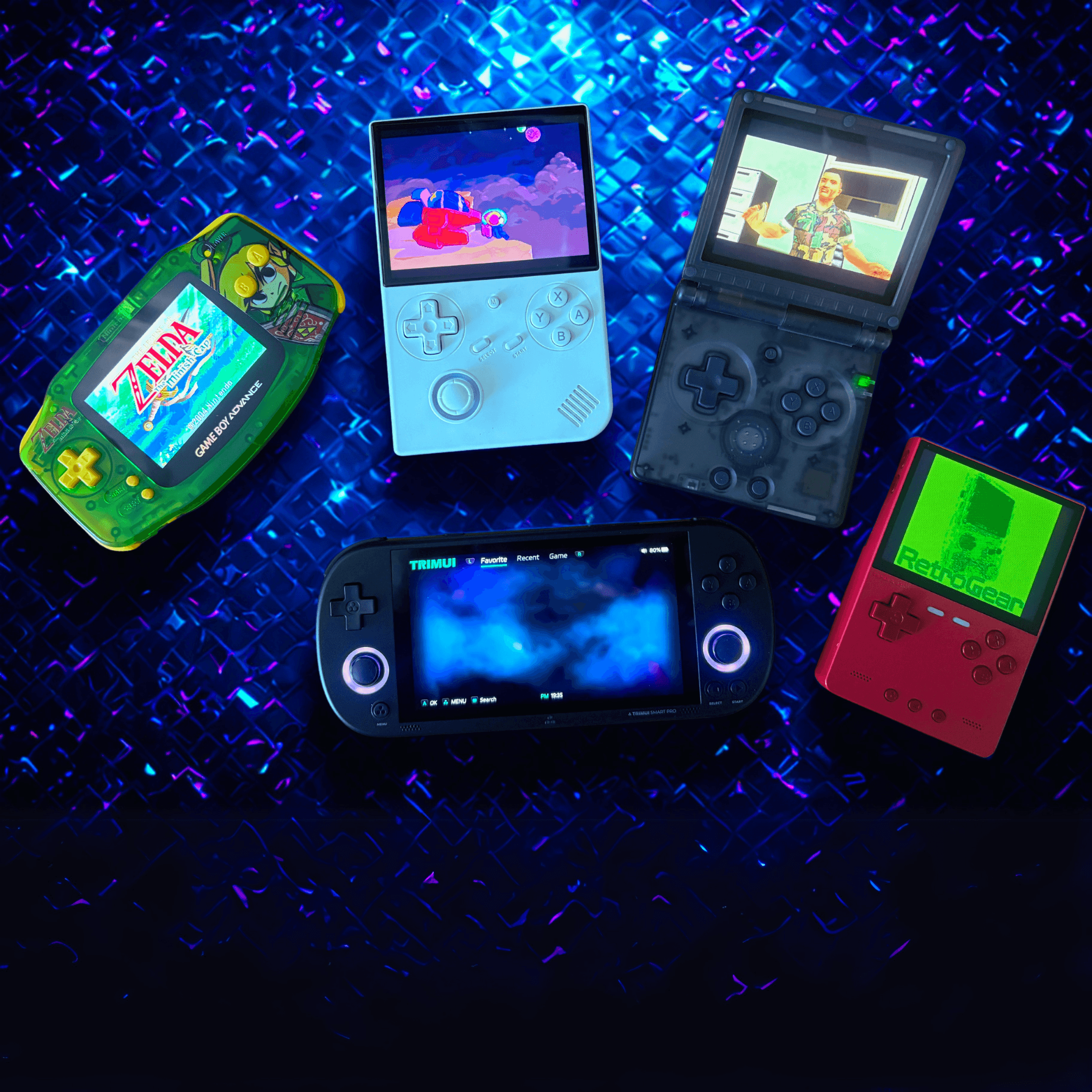 Fünf verschiedene tragbare Spielkonsolen auf einem blauen Hintergrund, darunter ein Game Boy Advance, moderne Handhelds und eine TrimUI Brick.